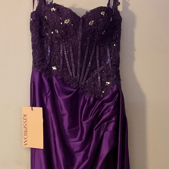 “Kiss Prom” Prom dress - Picture 2 of 4